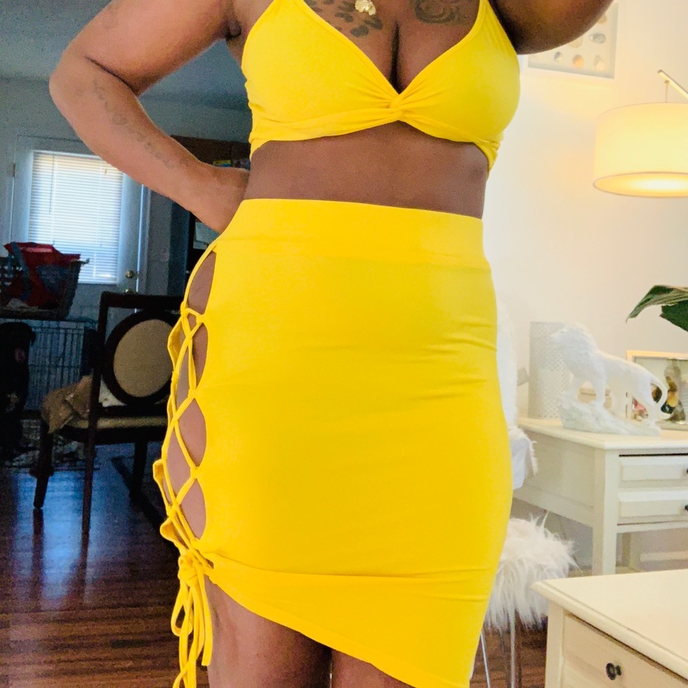 Yellow two piece tie up skirt and top🔥💛
